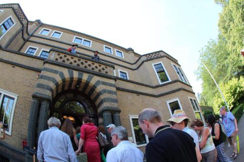 1. Publiek loopt Memhis Villa in Balkon Festival 23-06- 2019 - PattyPeppe Fotografie-17