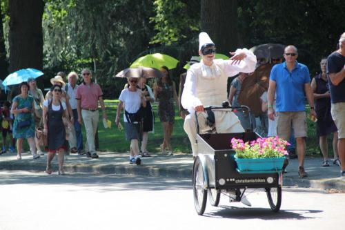 1. Publiek loopt Puchinella Bakfiets Audry Balkon Festival 23-06- 2019 - PattyPeppe Fotografie-12