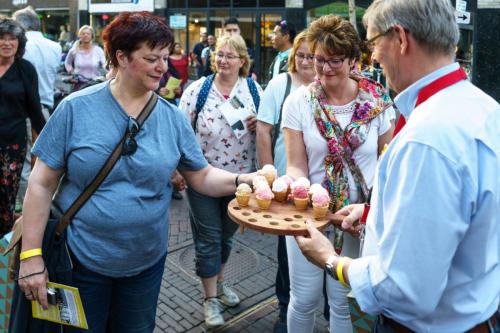 IJsjes uitdelen HUL20190622-balkonfestival-8729 - door Lourens Huizinga