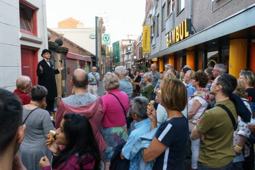Verteller - oude poort - publiek - HUL20190622-balkonfestival-8735 - door Lourens Huizinga