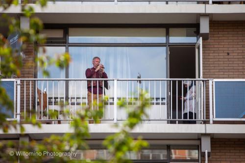 1.-Jan-Pieter-van-der-Giessen-speelt-duduk-op-balkon-IMG-20220703-WA0057
